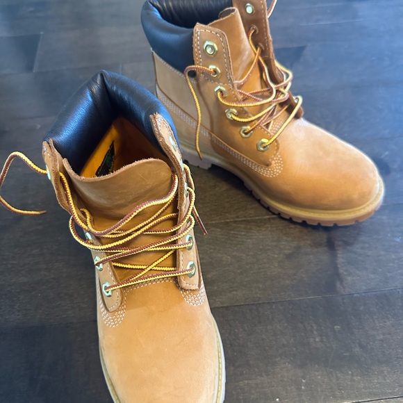 Boots - Picture 4 of 10